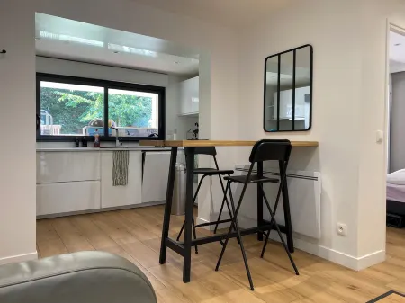 1 Bedroom Apartment in Bry-sur-Marne Отели в г. Бри-Сюр-Марн