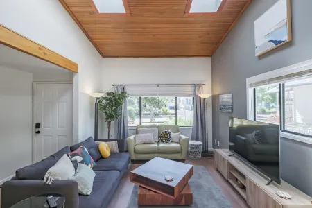 Open plan 3-bedroom house with AC, WiFi in charming Salem neighborhood