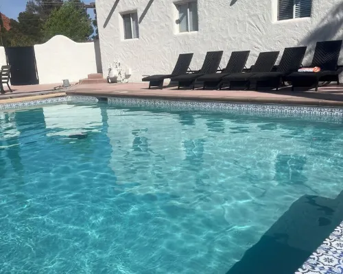 Spacious estate in delightful Ivins with Unique Spanish decor. 艾文斯酒店