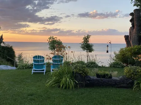 Gorgeous executive home nestled in the shores of Lake Ontario Отели рядом с достопримечательностью «Бимер Мемориал Консервейшен Арея - Вью Даун Эскарпмент»