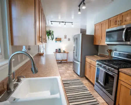 4-Bedroom Home with Fenced Backyard โรงแรมในแลนเดอร์