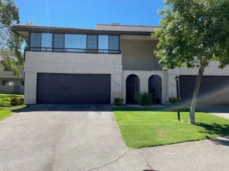 3-King bedrooms Townhouse in the AVCC in Palmdale CA Отели рядом с достопримечательностью «Блэкберд Эйрпарк»