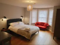 REFURBISHED! Townhouse studio apartment Hotels in Twickenham