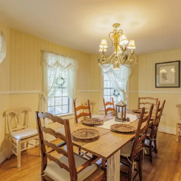 Julian Farmhouse/Fenced 2 acres with spa, right outside Julian. Pet Friendly!