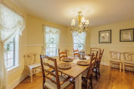 Julian Farmhouse/Fenced 2 acres with spa, right outside Julian. Pet Friendly!