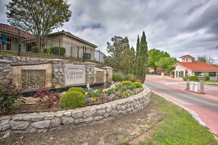 7 Mi to Winery: Lakefront Rockwall Home w/ Deck