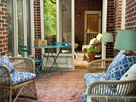 Charming 1930's English cottage with historic ambiance on three private acres Отели рядом с достопримечательностью «Rivergate»