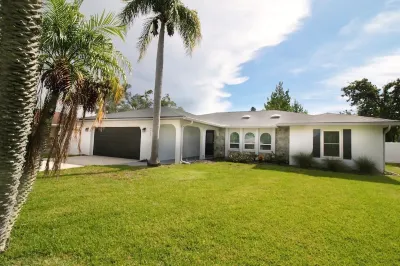 4-Bedroom Dog-Friendly Home, Just 13 Miles from Siesta Key Beach! Private Pool Отели рядом с достопримечательностью «Университет Юг Флорида Сарасота в Манати Кампус»