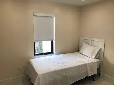 Walking distance to Hialeah hospital and súper markets Pretty much anything you Các khách sạn gần One of A Kind Miami