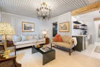 Le Hibou Blanc (A) - Fairhope: Laid-back Sophistication