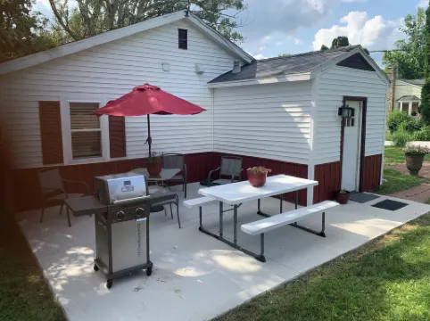 Cottage11: 2 Bedroom-3 Beds. Laundry, Sleeps 6. Park Right at Your Entry Door.