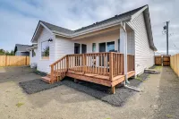 Ocean Shores Home w/ Game Room - Walk to Beaches! - Parkplatz