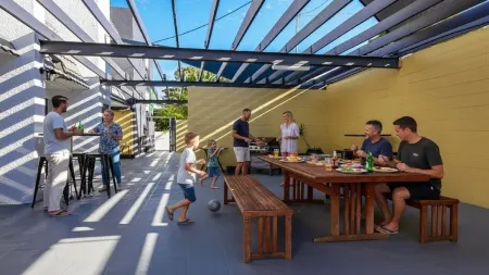 Aaron Motel Отели рядом с достопримечательностью «Heron Island Ferry Terminal»