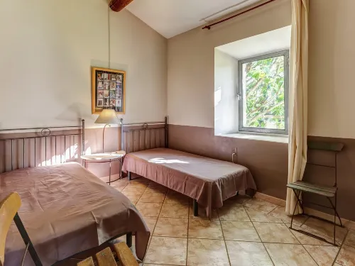 Cottage in Oppede amidst Vineyards