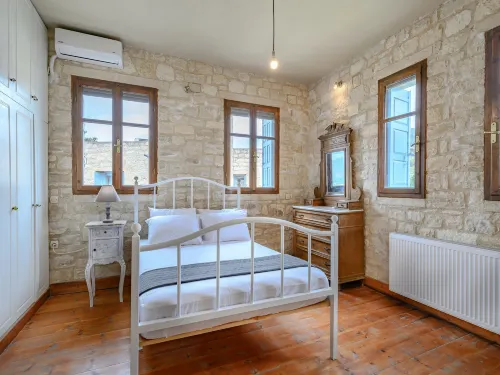 Villa in Spili with Mountain Views & Pool -  Ferienhäuser