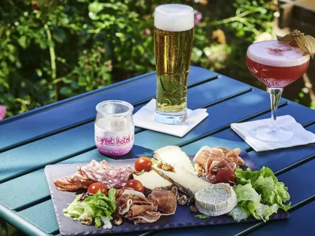 Greet  Hotel Versailles - Voisins le Bretonneux Отели рядом с достопримечательностью «Парк Жанет Э Поль Жан»