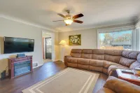 Pueblo House by Riverwalk, 2 Miles to Fairgrounds! - 3-نجوم