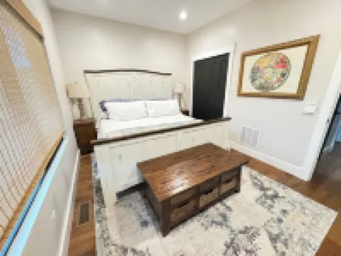 Panoramic Views! Luxury Lakeside & Mountain w Oversized Spa, Kayaks, & Sunset