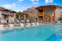 Hotel de Novo Springdale, Tapestry Collection by Hilton - Pools