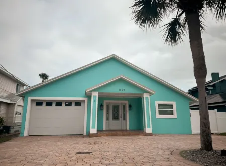 The Blue Chill - on the Intercostal Waterway, features a pool, hot tub & dock! Отели рядом с достопримечательностью «Lavender Fields Day Spa»