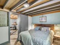 Brown Co, Hot Tub, King Bed, Sleeps 10, Bumper Pool, 5 Smart TVs Firepit, Grill Hotels in Brown County