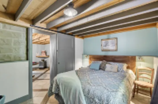 Brown Co, Hot Tub, King Bed, Sleeps 10, Bumper Pool, 5 Smart TVs Firepit, Grill Hotels in Jackson Township