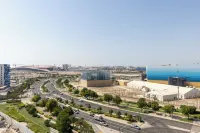 Maison Privee - Sleek Yas Getaway w/ Ferrari World and Canal Views - Хоумстей