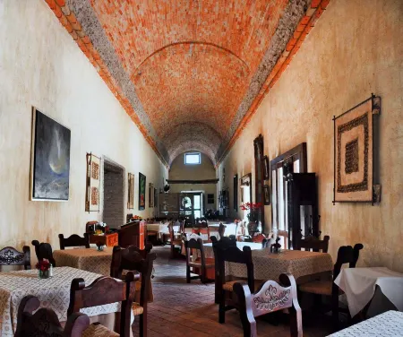 Hacienda Sepulveda Hotel & Spa Отели рядом с достопримечательностью «1980»