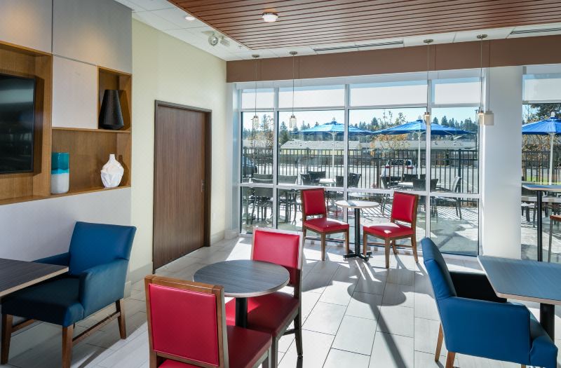 Holiday Inn Express & Suites Bend South by IHG photo 5