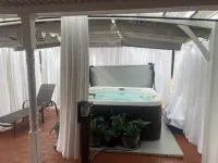 4 BR. 2 BTH, HOT TUB, MINS TO JONES BEACH, MINS TO RIVIERA WALK TO TRAIN TO NYC