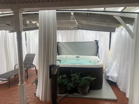 Experience Massapequa charm near Roosevelt Field Mall, 15 Mins to Jones Beach Отели рядом с достопримечательностью «Плантинг Филдс Арборетум»