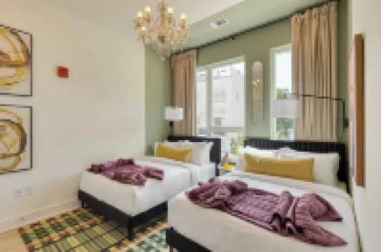 Colorful 4BR w/ Artful Design, Dining & Easy Access to Broadway The Bloom House by Avantstay