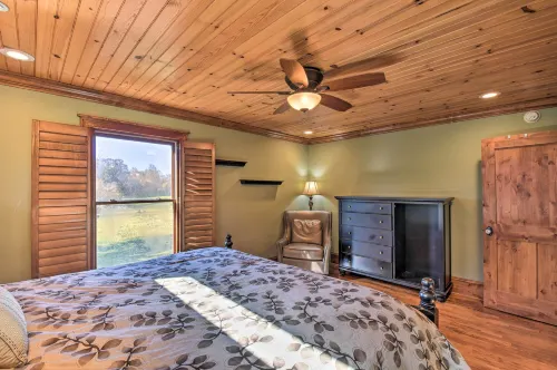 Clarkesville Ranch Cabin w/ Screened-in Porch! - parking