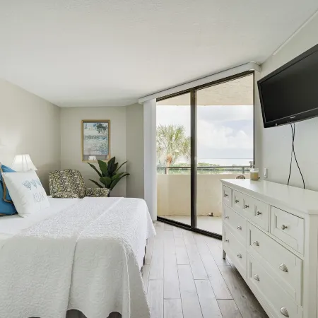 Gulf-View Balcony & Pool Access: Hudson Retreat