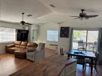 5 Minute Walk to Beach, Restaurants, Shops,Playground. Quaint and Quiet in IRB ! Hotels in Indian Rocks Beach