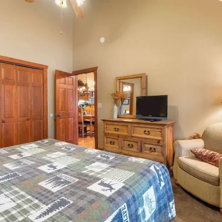 Creekside - 2 Bdr Resort Cabin in Epic Location!