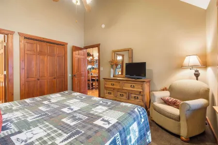 Creekside - 2 Bdr Resort Cabin in Epic Location!