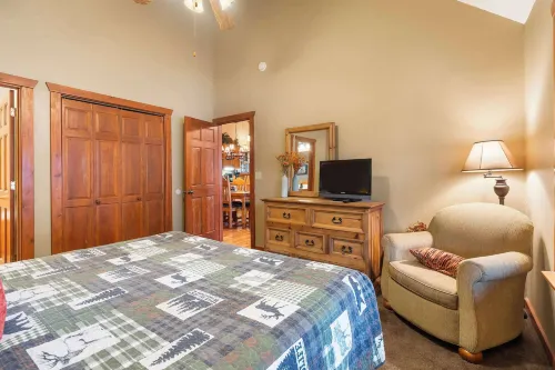 Creekside - 2 Bdr Resort Cabin in Epic Location!