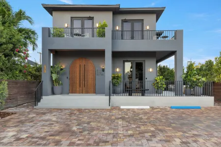 The Rover Miami Отели рядом с достопримечательностью «Eighth Street»