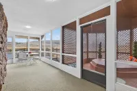 5Br Snake River View Retreat, Hot Tub, Sleeps 13, Steps to River Path.