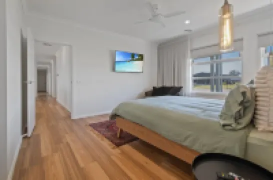 LARGE 6 BEDROOM HOME - SLEEPS 12 - 3 MINUTE DRIVE TO LAKE MULWALA