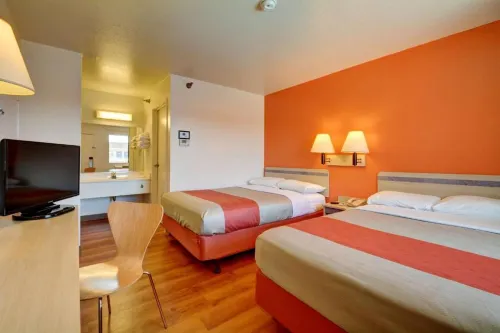 Motel 6 Windsor Locks, CT - Hartford - Pools