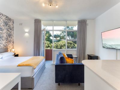 Comfy Balcony Studio near Parks,