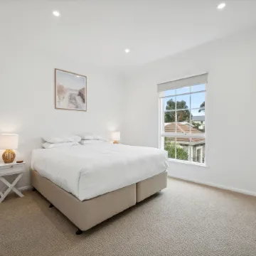 Coastal Luxury: 3-Bed Townhouse 150m from Beach
