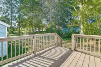 Walk to Main Street! Updated Norwich Home - Homestays