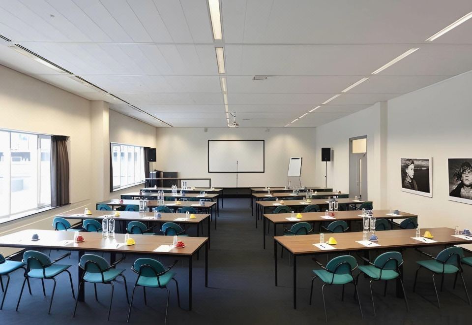 XO 호텔 블루 타워의 넓고 깔끔한 객실 내부 이미지