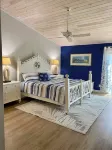 Island Townhouse Steps from the Ocean, Large Lanai, Heated Pool - Summer Avail