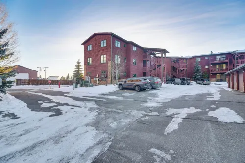 Patio & Mountain Views: Central Grand Lake Condo! - parking