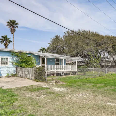 Cozy Cottage w/ Patio < 2 Mi to Rockport Beach!