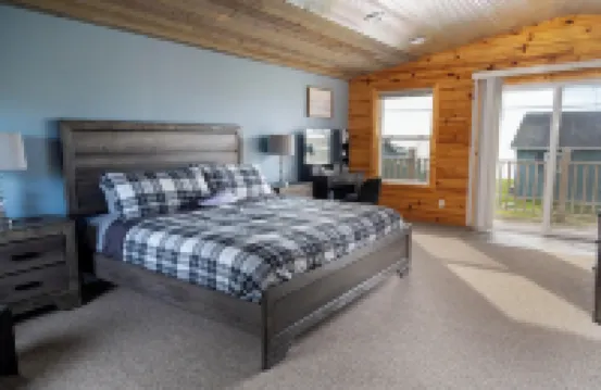 Catch on the Canal - Waterfront Getaway Near Casino, Dining & Entertainment